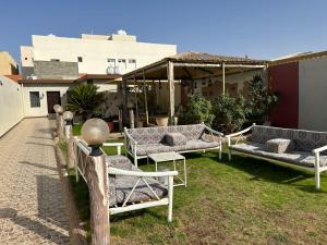 eine Terrasse mit Sofas und Tischen im Hof in der Unterkunft ليلتنا1 in Ha'il