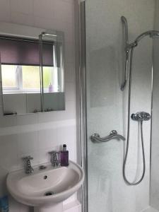 y baño con ducha y lavamanos. en No 96 Chapel Lane - Self Contained Cottage In The Heart Of Butleigh en Butleigh