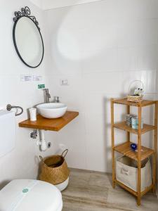 B&B Borgo Monacizzo في Monacizzo: حمام مع مرحاض ومغسلة ومرآة