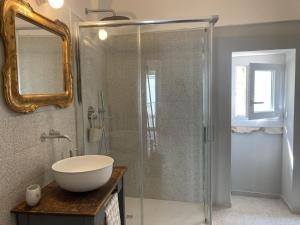 een badkamer met een wastafel en een glazen douche bij Dimora le Picciose in Ostuni +36 foto's