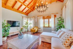 ein Wohnzimmer mit Sofa und Tisch in der Unterkunft VB Goya 7BR Andalusian Villa by the marina in Benalmádena