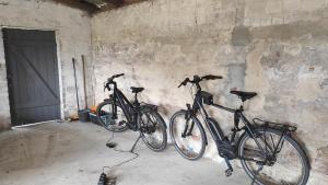 deux vélos garés contre un mur dans une pièce dans l'établissement Hof Sturenberg, à Quarnbek