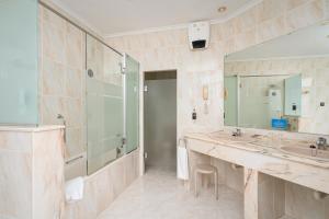 Een badkamer bij Hotel Hernán Cortés