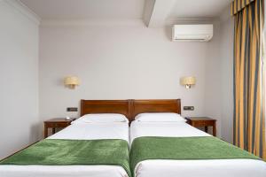 Een bed of bedden in een kamer bij Hotel Hernán Cortés