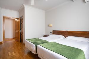 Een bed of bedden in een kamer bij Hotel Hernán Cortés