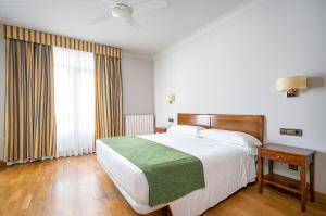 Een bed of bedden in een kamer bij Hotel Hernán Cortés