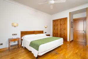 Een bed of bedden in een kamer bij Hotel Hernán Cortés