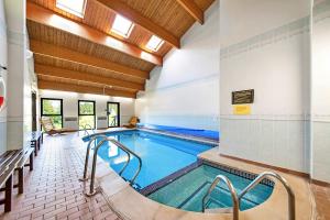 een zwembad in een gebouw met een binnenzwembad bij Finest Retreats - Hambleton Hall Apt in Thirsk