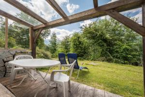 uma mesa e cadeiras num deque com vista em Lindenhof Apt 5 em Vandoies