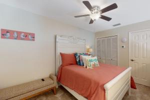 オレンジビーチにあるGrand Caribbean #425のベッドと天井扇風機のある寝室 +26枚の写真