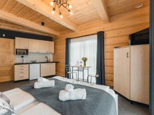 1 dormitorio con 1 cama grande y toallas. en SASÓWKA APARTAMENT en Maniowy