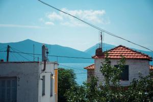 un edificio con vistas a las montañas de fondo en Seagull House, en Ayía Kiriakí