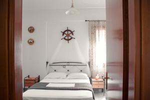 biała sypialnia z łóżkiem i oknem w obiekcie Seagull House w mieście Ayía Kiriakí