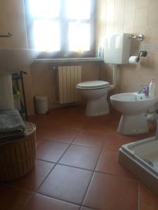 a bathroom with a toilet and a sink at Mosci's Bed & Beer in San Damiano dʼAsti