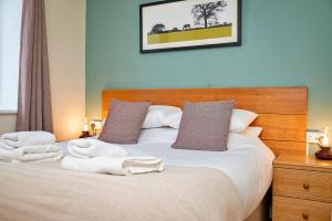 ein Schlafzimmer mit einem Bett mit Handtüchern darauf in der Unterkunft Finest Retreats - Rosedale Hall Cottage in Thirsk + 7 Fotos