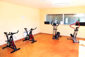 um ginásio com três bicicletas de exercício numa sala em Résidence Néméa les Portes des Cévennes em Sauve