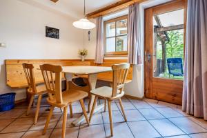 comedor con mesa de madera y sillas en Lindenhof Apt 8, en Vandoies