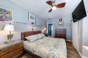 a bedroom with a bed and a ceiling fan at Desert Haven Hideaway in Phoenix