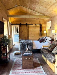 ein Schlafzimmer mit einem Bett und einem Sofa in einem Zimmer in der Unterkunft TVF Stable Suites in Nether Stowey