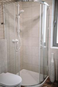 łazienka z prysznicem, toaletą i wazą w obiekcie Apartamenty Leśne Historie 1 w mieście Gołuchów
