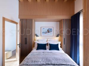 Gallery image of Chalet au pied des pistes avec espace détente et home cinéma, 6 chambres, 14 pers - FR-1-686-29 in Arc 1800