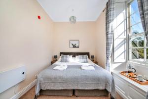 a bedroom with a bed and a window at Finest Retreats - Sutton Hall Apt in Thirsk