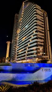 een hotel met een blauw bord voor een gebouw bij SUNSET CLIFFS modern apartment in Benidorm