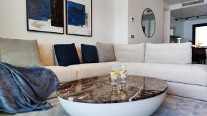 een woonkamer met een bank en een salontafel bij SUNSET CLIFFS modern apartment in Benidorm