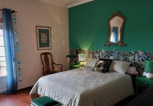 托馬爾的住宿－Casa Azul Tomar privé vakantiehuis，一间卧室设有一张床和绿色的墙壁
