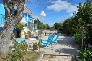 托馬爾的住宿－Casa Azul Tomar privé vakantiehuis，庭院配有蓝色的椅子和桌子