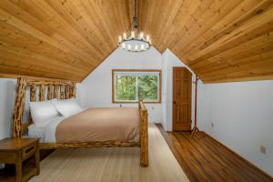 a bedroom with a bed and a wooden ceiling at Sky One in Skykomish