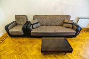 Deluxe Apartment 130 في باكو: أريكة وطاولة قهوة في غرفة المعيشة