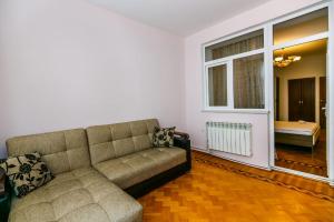 Deluxe Apartment 130 في باكو: غرفة معيشة مع أريكة ونافذة