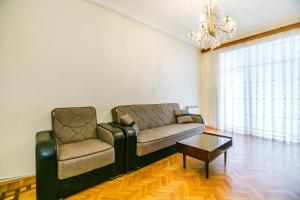 Deluxe Apartment 130 في باكو: غرفة معيشة مع أريكة وطاولة قهوة