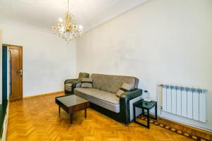Deluxe Apartment 130 في باكو: غرفة معيشة مع أريكة وطاولة