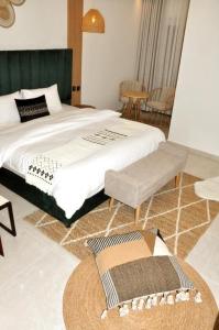 um quarto com uma cama grande e uma mesa em مساكن الدار 10 em Abha