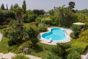 een uitzicht over het zwembad in de tuin bij Villa Frida - Piscina privata ed Eventi a Lecce in San Pietro in Lama