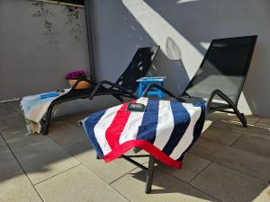 Televízia a/alebo spoločenská miestnosť v ubytovaní Apartman Nola