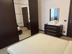 1 dormitorio con espejo, 1 cama y vestidor en Sirio, en Arma di Taggia