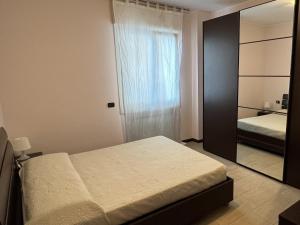 1 dormitorio con cama y espejo grande en Sirio, en Arma di Taggia