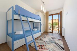 聖維托羅卡波的住宿－Il Sole，一间卧室配有带梯子的双层床