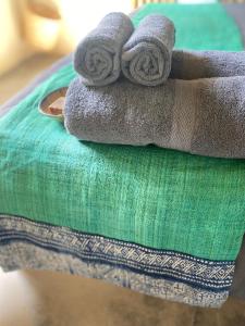 Sa Pả的住宿－maison Rose & Jardinier eco homestay，桌子上堆着的毛巾