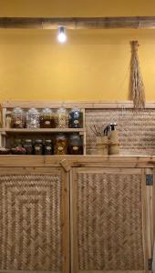 maison Rose & Jardinier eco homestay في Sa Pả: كونتر خشبي عليه طعام