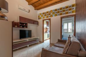 un soggiorno con divano e TV di San Domenico House by Wonderful Italy a Palermo