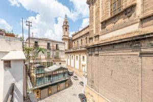 vista su una strada della città con torre dell'orologio di San Domenico House by Wonderful Italy a Palermo