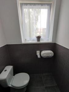 Ein Badezimmer in der Unterkunft UBYTOVŇA BYTČA