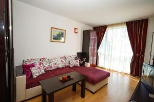 ブルガスにあるSanta Cruz apartmentのリビングルーム(ソファ、テーブル付)