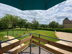 - une vue sur un parc avec une clôture et un champ dans l'établissement Entre ciel et Lot, à Prayssac