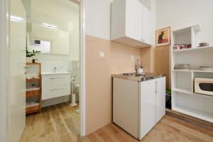 Kuchyň nebo kuchyňský kout v ubytování Apartments Lea