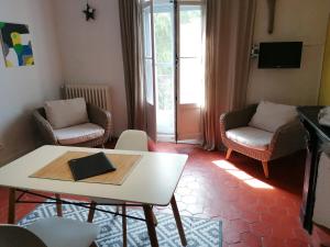 uma sala de estar com uma mesa branca e cadeiras em Zoralie em Agde